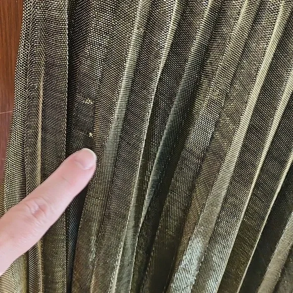 Elegant metallic olive Green Pleated Skirt - Picture 10 of 11